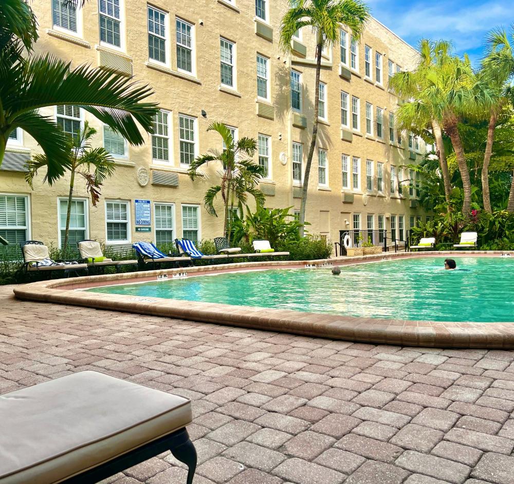 Renovated studio in the heart of Palm Beach - free parking, security box